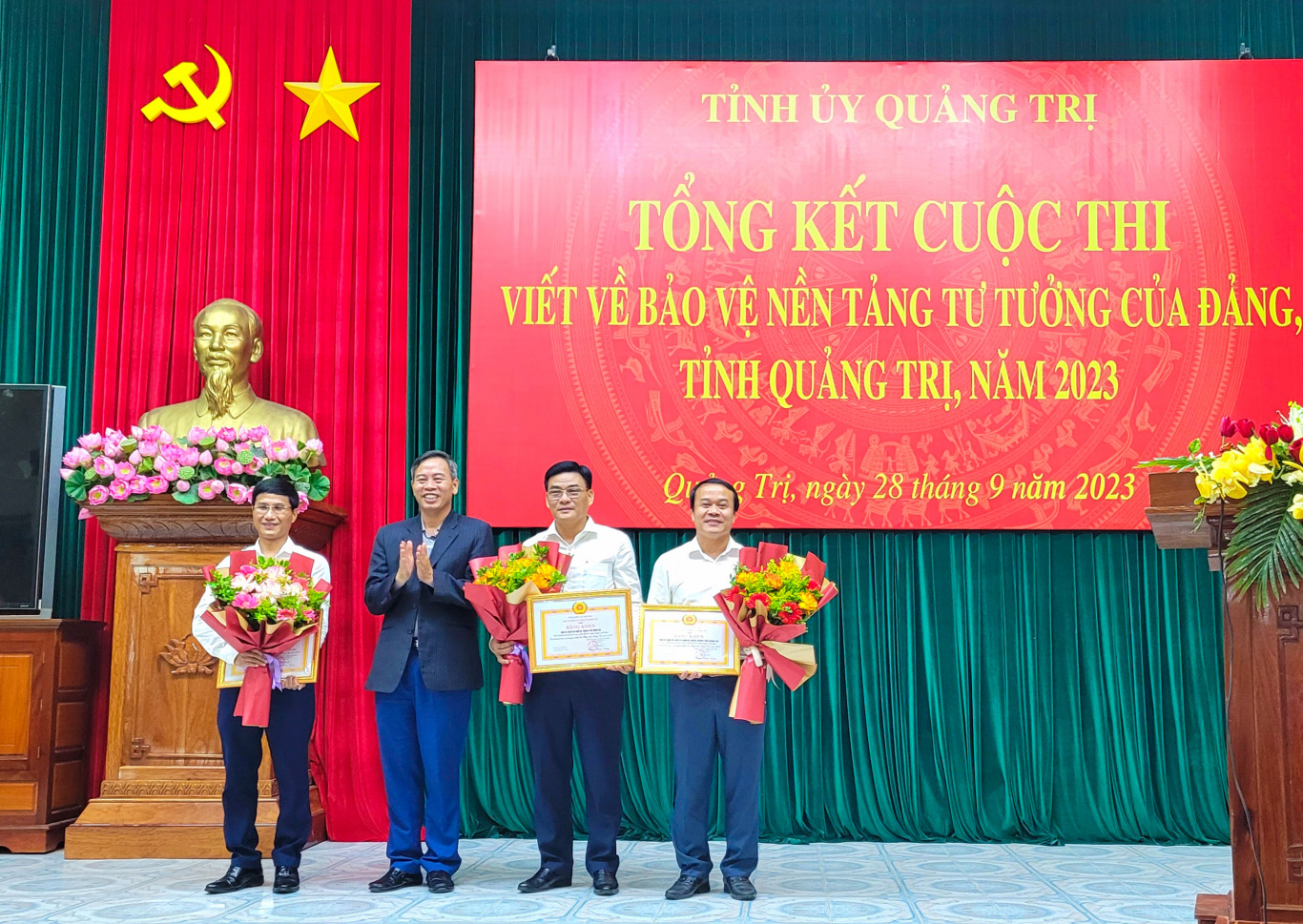 Ban Thường vụ Tỉnh ủy tặng thưởng cho 3 tập thể gồm: Đảng ủy khối cơ quan v&agrave; Doanh nghiệp tỉnh; Ban Chỉ đạo 35 Th&agrave;nh phố Đ&ocirc;ng H&agrave;; Huyện ủy Triệu Phong v&igrave; đã có thành tích xu&acirc;́t sắc trong c&ocirc;ng tác chỉ đạo, tuy&ecirc;n truy&ecirc;̀n, triển khai Cuộc thi.